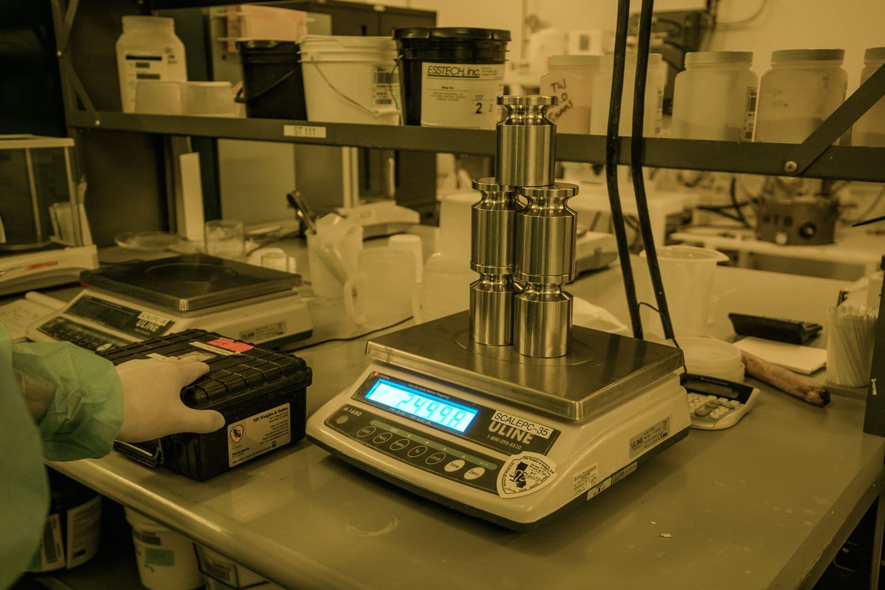 Digital counting scale with stacked calibration weights