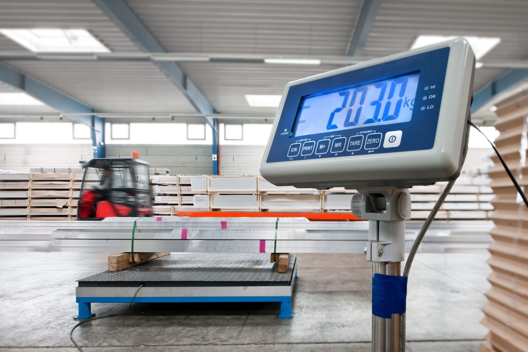 Floor scale and digital weight display in a warehouse