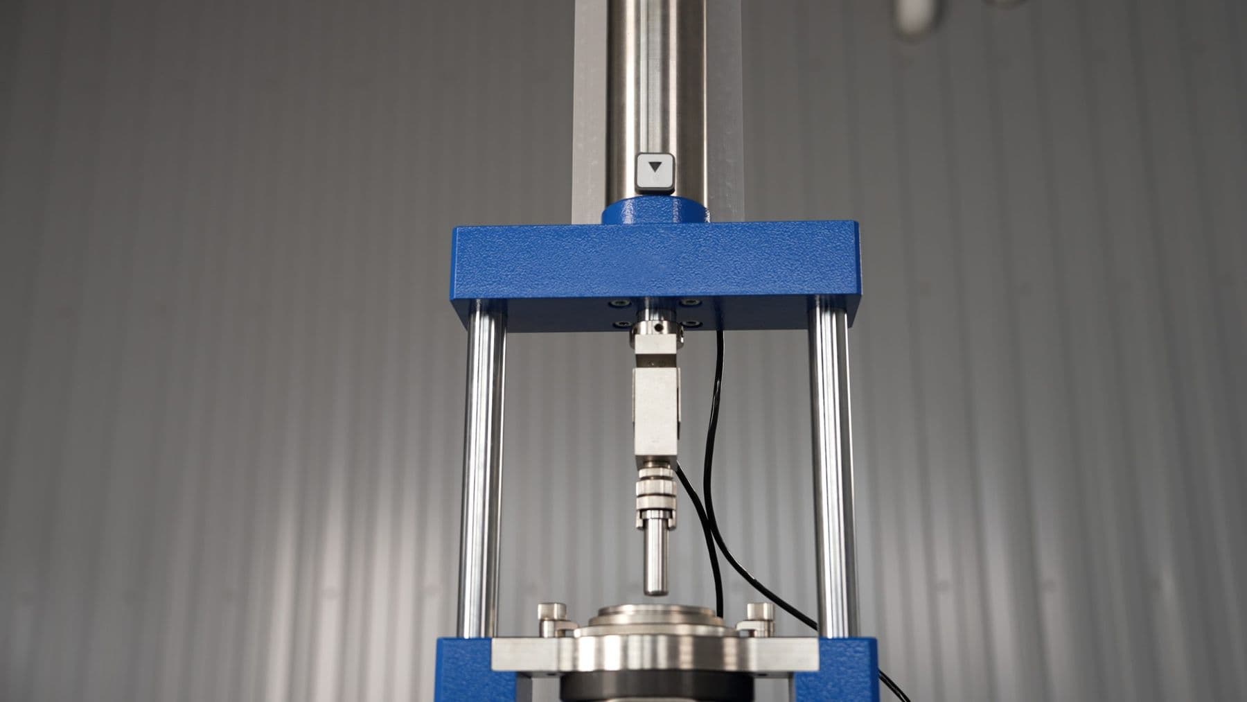 Vertical force testing machine with load sensor